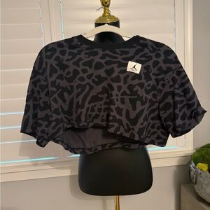 Jordan Women's Black and Gray Cropped Leopard-Print Tee